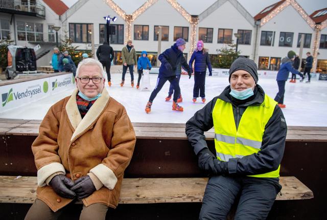 Jens Saabo (tv) og Rasmus Hundrup har gjort deres for, at skøjtebanen i Blokhus fortsat kan holde åbent. Foto: Bente Poder