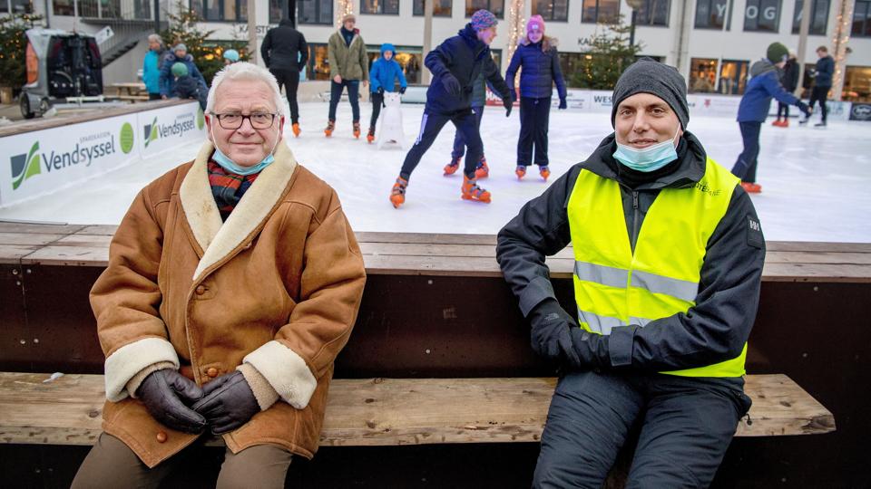 Jens Saabo (tv) og Rasmus Hundrup har gjort deres for, at skøjtebanen i Blokhus fortsat kan holde åbent. Foto: Bente Poder