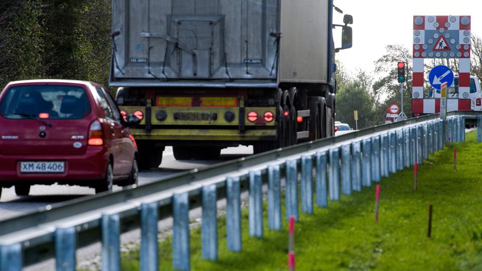 De nye autoværn langs Rute 11 fremmer ikke sikkerheden for cyklister. Derfor er det relevant at få noget fremdrift i bestræbelserne for at etablere cykelstier, siger Peter Skriver Nielsen.Arkivfoto: Bo Lehm