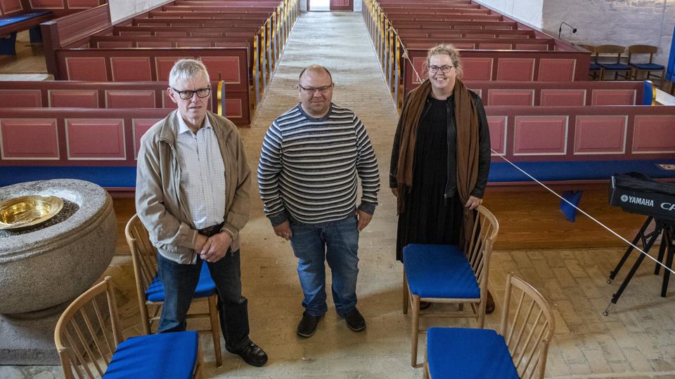 Menighedsrådet melder klart ud i Hornum og Gundersted: Meget færre kan komme til blandt andet julegudstjeneste end der plejer. Det er prisen for at komme coronavirus til livs. Fra venstre formand Hans Pedersen, Ulrik Jensen og provst Hanne Petersen. <i>Kim Dahl Hansen</i>
