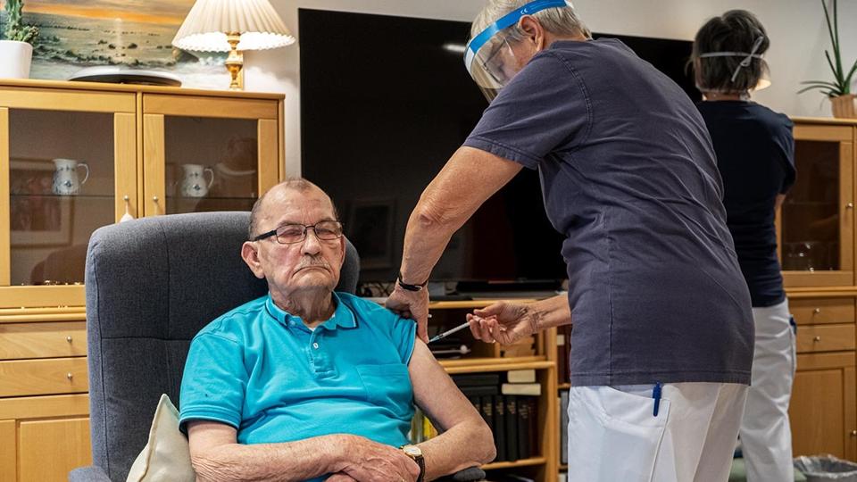 85-årige Henning Byrdal fra Plejecenter Strandgården i Strandby modtog onsdag formiddag det første vaccinestik mod covid-19 i Frederikshavn Kommune. Foto: Frederikshavn Kommune