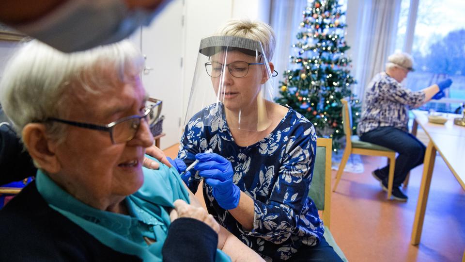 Sygeplejerske Anita Thøgersen fra Lægerne Bjerre & Jacobsen gav Gerda Aarup den første vaccination mod covid-19. Foto: Bo Lehm