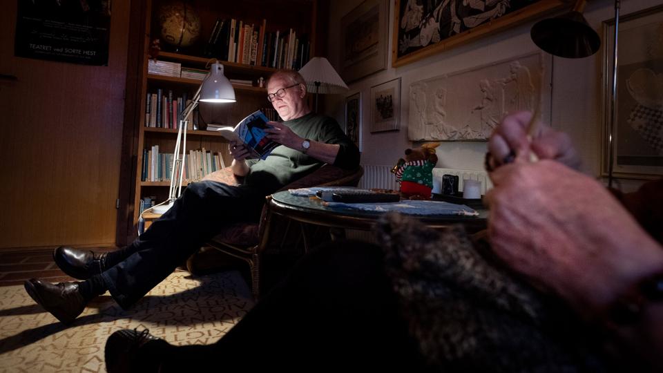 Det hyggelige bibliotek har både bøger, bløde lænestole og et tv, der kan afspille BBC-boksen med de klassiske Dickens-serier - og så sidder man på grundlaget for alting: alfabetet på gulvtæppet. Foto: Torben Hansen