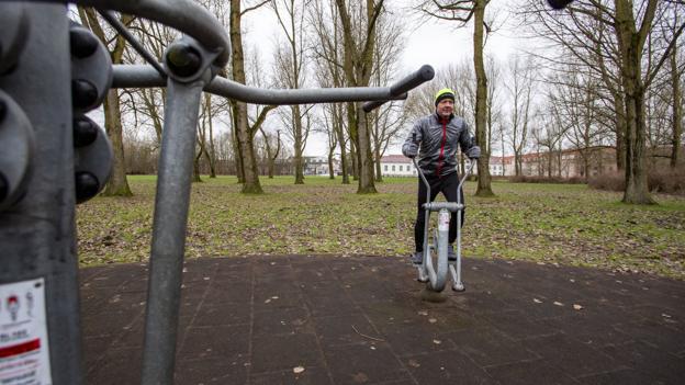 Steen cykler meget om sommeren og køre meget på mountainbike ruter. Steen at køre på grusveje og asfalt, og kombinere cykling og fire outdoor fitness anlæg som han har valgt blandt de mange i Aalborg. På den måde, får han cykel-delen med i træning.. Foto: Martél Andersen <i>Foto: Martél Andersen</i>