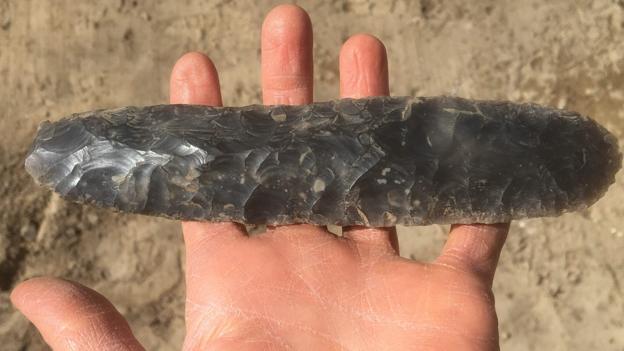 Dolkstav af flint, et hugvåben som sandsynligvis blev anvendt i forbindelse med bondestenalderens omfattende rituelle liv. Dolkstaven blev fundet i en grav og kan dateres til 3.500-3.000 f.Kr. Foto: Nordjyllands Historiske Museum