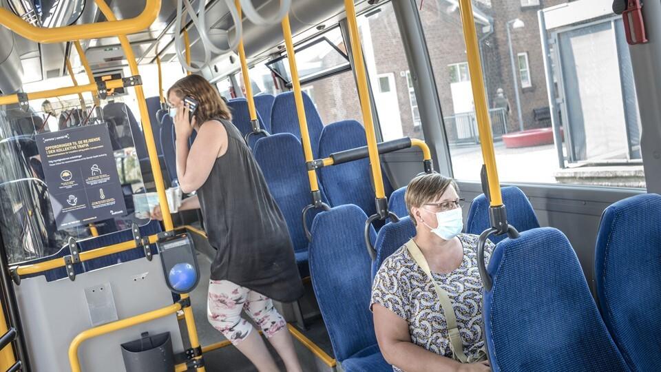 De skærpede restriktioner betyder, at de rejsende skal forholde sig til nye retningslinjer i bus og tog. Arkivfoto
