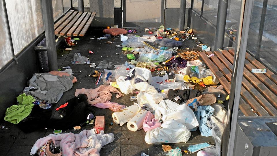 Tirsdag morgen blev passagerer på stationen i Thisted mødt af dette syn, efter at en ukrainsk kvinde havde overnattet i venteskuret. Foto: Ulrich Albrechtsen