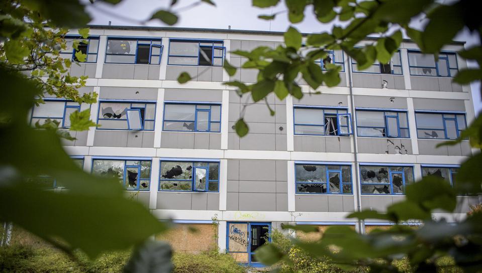 Det kommer måske alligevel til at tage lang tid, før de forfaldne skolebygninger på Østre Allé forsvinder. Et flertal i Aalborg Kommunes by- og landskabsudvalg har i hvert fald valgt at lytte til de bekymrede naboer og sende byggeplanerne tilbage til tegnebrættet. <i>Arkivfoto: Martin Damgård</i>