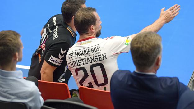 Mads Christiansen i samtale med assistenttræner Arnór Atlason under tirsdagens kamp. Foto: Bente Poder