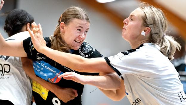 Sofie Hartung Sletskov i nærkamp med Skanderborg-forsvaret. Højrebacken nettede tre gange i opgøret. Foto: Torben Hansen