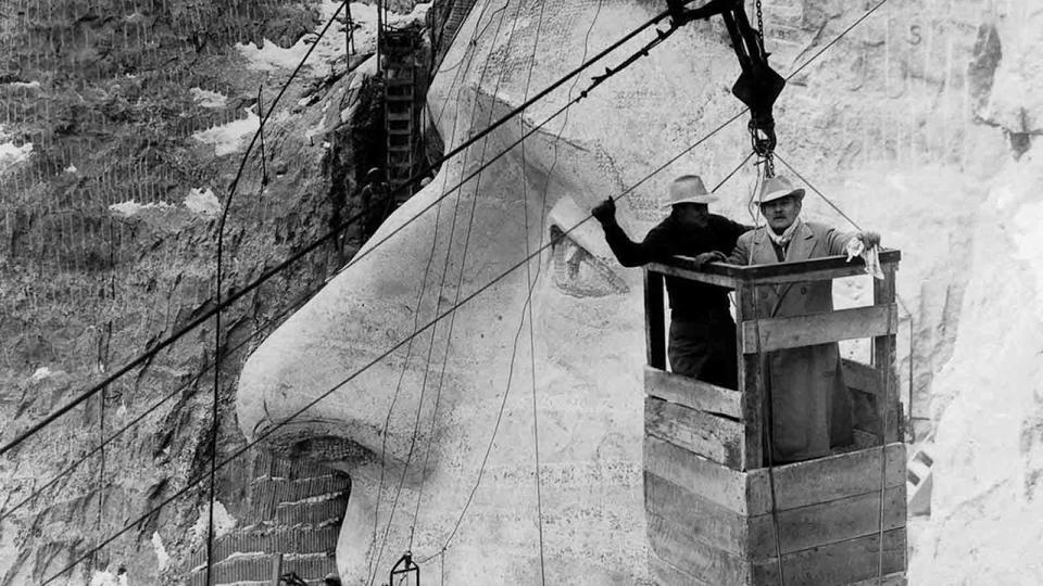 Mount Rushmore er skabt af billedhuggeren Gutzon Borglum (og 400 arbejdere) i mellemkrigstiden. Foto: Library of Congress / Archive Photos / Getty Images / Britannica Encyclopedia