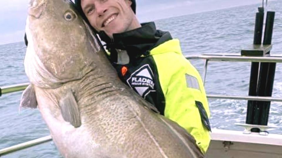 Jesper Myhre Christensen fik denne kæmpetorsk på krogen. Privatfoto