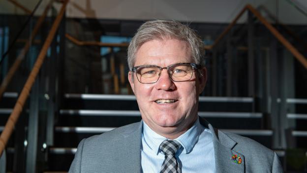 Arne Boelt mener, at vi skal tage ja-hatten på og hjælpe hinanden for at komme bedst muligt igennem coronaen.
