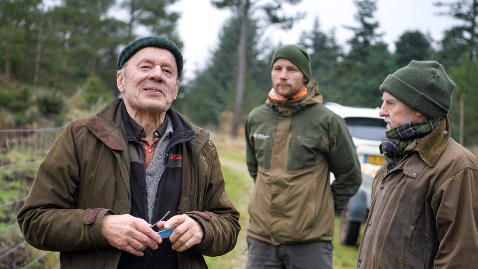 Så skal der plantes. Poul Hald Mortensen, tv., fortæller om mulighederne for at genskabe den oprindelige løvskov i Thy inden der blev plantet løvtræer på et lille areal i Hvidbjerg Plantage. Foto: Bo Lehm