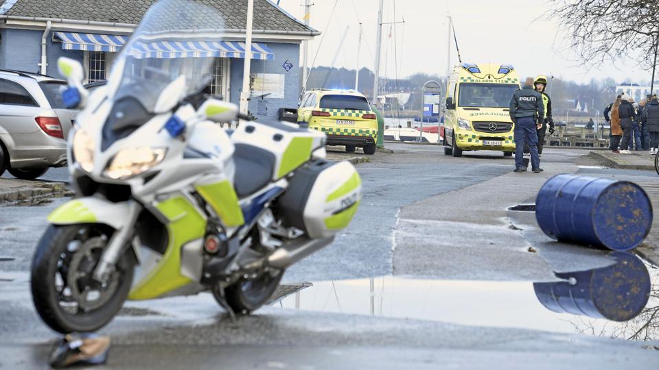 Politi og ambulance på stedet hvor den livløse mand blev bjærget i land. Foto: Jan Pedersen <i>Rene Schutze</i>