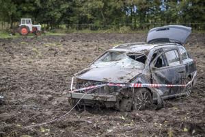 Bil krøllet sammen på mark: Fører eftersøgt med hunde og helikopter