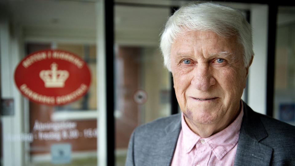 Sommerhusejer Freddy Jensen, Frederikshavn, fører sin sag ved Hjørring Ret. Hvis dommen går ham imod, skal hans naturperle af et sommerhus ved Mariager Fjord rives ned: - Det har været en bevæget dag. Jeg tør ikke sige noget om udfaldet, sagde han efter retsmødet til NORDJYSKE Medier. Foto: Lars Pauli <i>Foto: Lars Pauli</i>