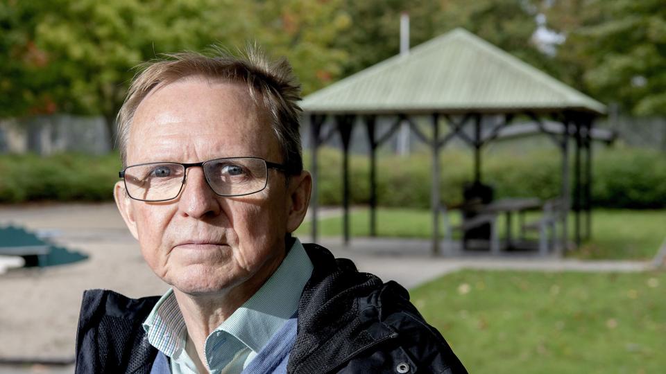 Lars Dyrmann Christensen er en af de beboere fra ”Bevar Aabos Plads”, der har kæmpet mod at inddrage pladsen til parkering. Og han er ikke voldsomt tilfreds med det ny kompromis. Foto: Lars Pauli <i>Foto: Lars Pauli</i>
