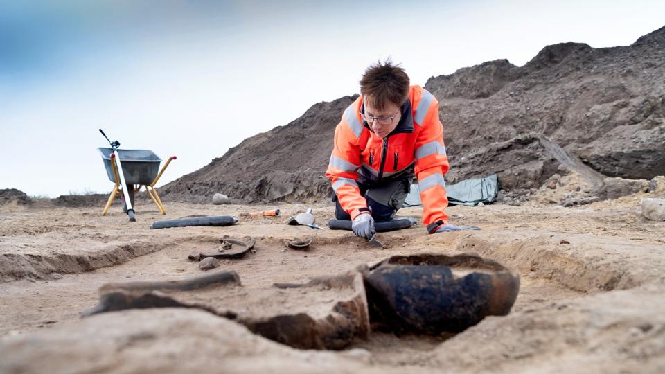 Arkæolog Susanne Østergaard fra Nordjyllands Historiske Museum i gang med udgravningen. Foto: Torben Hansen