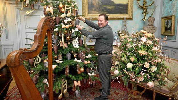 "Jul på Voergaard Slot, hvor blomsterkunstner Bjarne Als fra Bering House of Flowers traditionen tro har dekoreret stuerne. <i>Arkivfoto: Voergaard Slot</i>