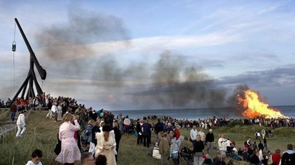 Sankthansaften på Skagen Sønderstrand samler tusindvis af mennesker. Og fremover skal niveauet hæves. <i>Arkivfoto: Peter Broen</i>