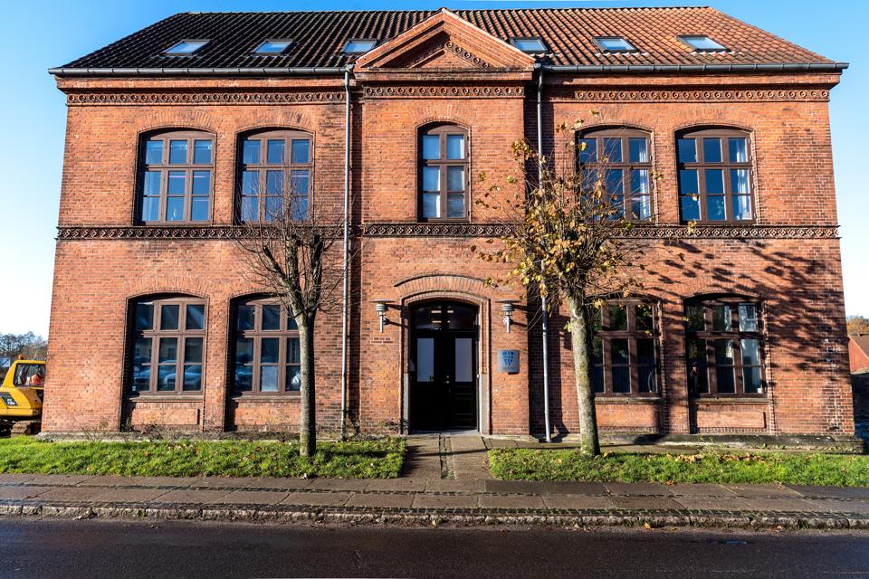 Vestergade 34 i Hobro blev bygget som realskole i sandsynligvis 1886, men har senest huset Mariagerfjord Kommunes IT-afdeling. <i>Arkivfoto: Laura Guldhammer</i>