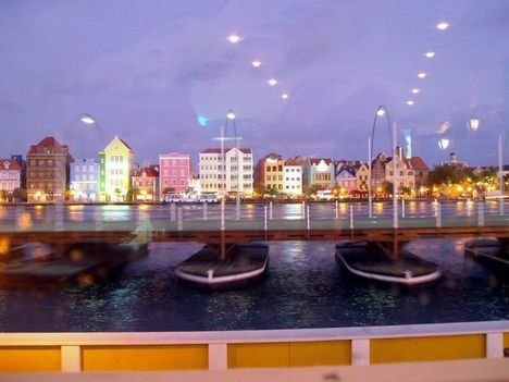 Hva' med en flydende bro: 155 år gamle pontoner fra Aalborg svinger stadig i Caribien