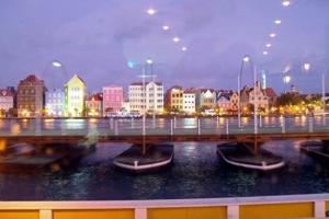 Hva' med en flydende bro: 155 år gamle pontoner fra Aalborg svinger stadig i Caribien