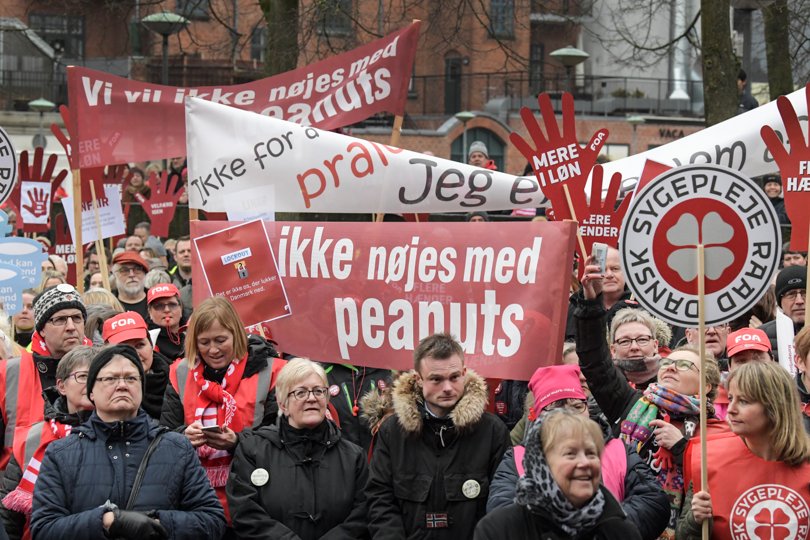 Billedet er fra 2018, da Dansk Sygeplejeråd demonstrerede på Gammel Torv i Aalborg i forbindelse med overenskomstforhandlingerne. Arkivfoto: Bent Bach <i>Bent Bach</i>