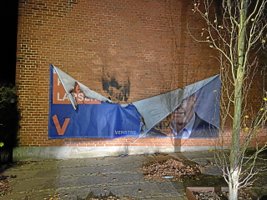 Valg-hærværk: Kandidats banner på husmur antændt
