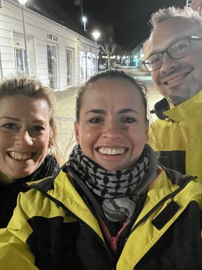 Trine Leth Sørensen (i midten) er initiativtager til at få Natteravnene genoplivet i Hobro. Fredag gik hun sin første gang i den gule jakke - og det var en succesoplevelse. De to andre er Dorthe Lang og Jesper Helbo Vinther. Privatfoto