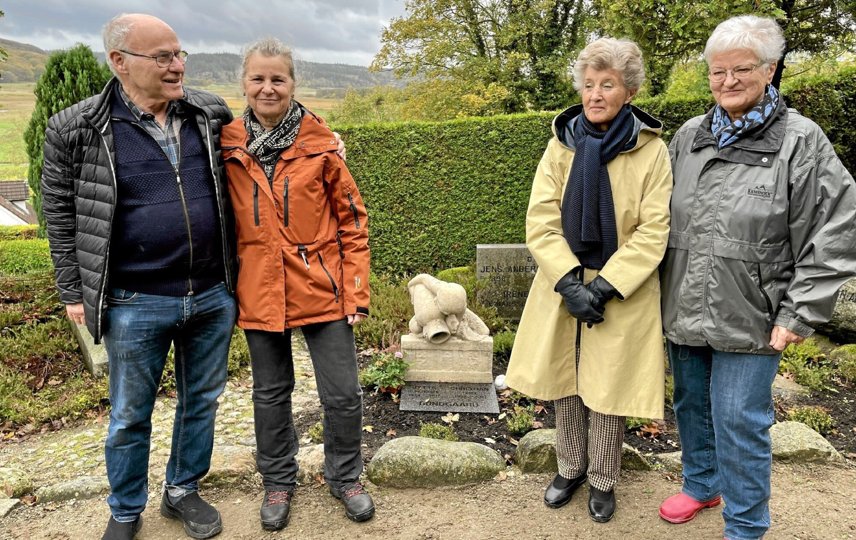 Fra venstre Niels Moes, Rebildcentret, Nina Bundgaard, Hanne Hansen og Jytte Abildgaard begge fra menighedsrådet. Foto: Helge Søgaard