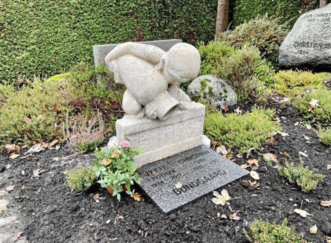 Skulpturen ”Lille Pige med Krukke”. Foto: Helge Søgaard