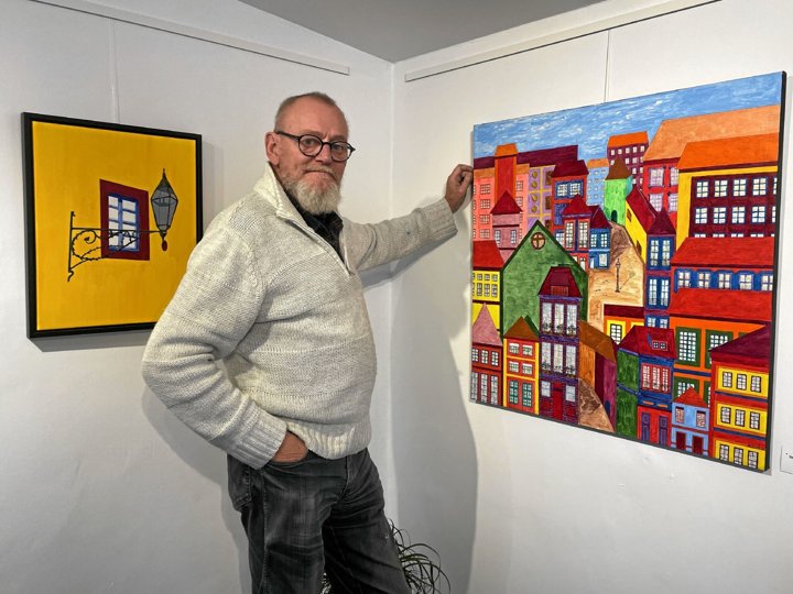 Jesper Norup ved et par af sine billeder fra Portugal. Foto: Jesper Bøss