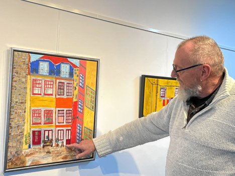 Der er ikke mennesker på billederne, men blandt andet stole, vasketøj m.v., der vidner om, at der er liv i byerne. Foto: Jesper Bøss