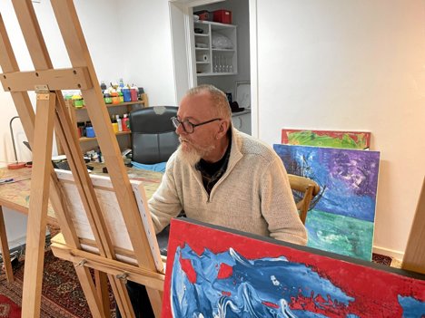 Jesper maler, mens han er i galleriet. Foto: Jesper Bøss