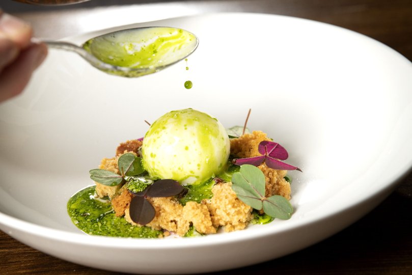 En dråbe estragon til desserten. Der tænkes på i detaljen og på helheden på Bistro Dejavú.