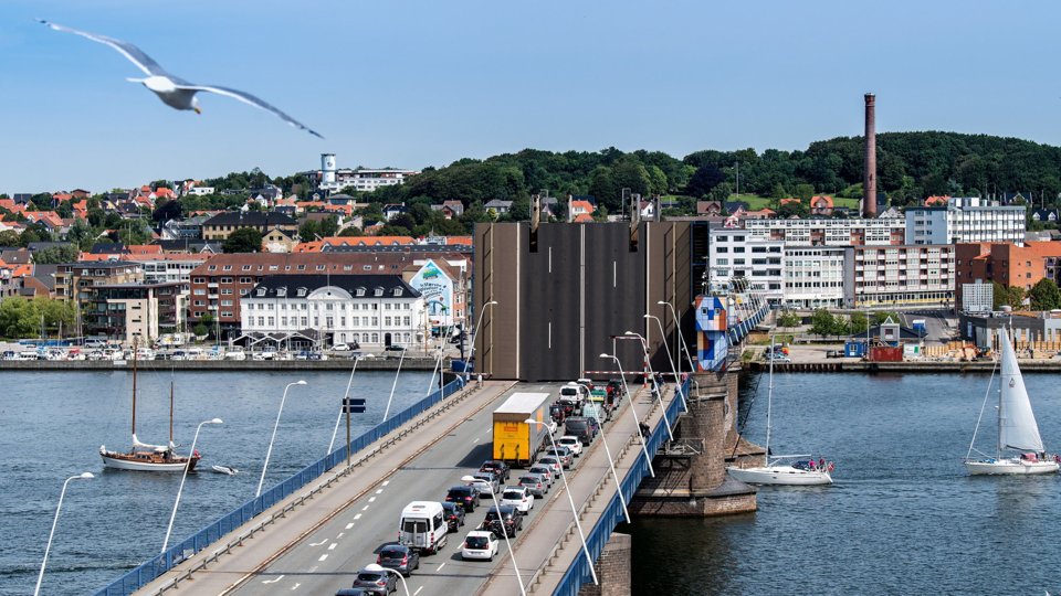 Snart er det slut med, at Limfjordsbroen betjenes af en person i brotårnet, når der skal åbnes for skibstrafikken. I stedet skal broen fjernstyres. Arkivfoto: Henrik Bo