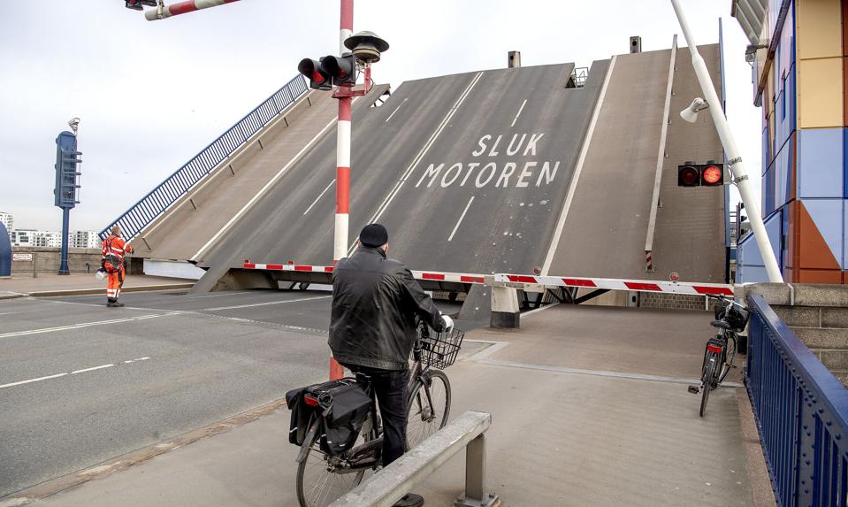 På sigt skal Limfjordsbroen fjernstyres fra Aalborg Øst. <i>Arkivfoto: Lars Pauli</i>