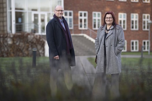Per Pallisgaard Nielsen sammen med den anden stifter af partiet Danmark Vision, Marianne Aagaard, foran Ældre- og Handicapforvaltningen i Vodskov. <i>Foto: Henrik Bo</i>
