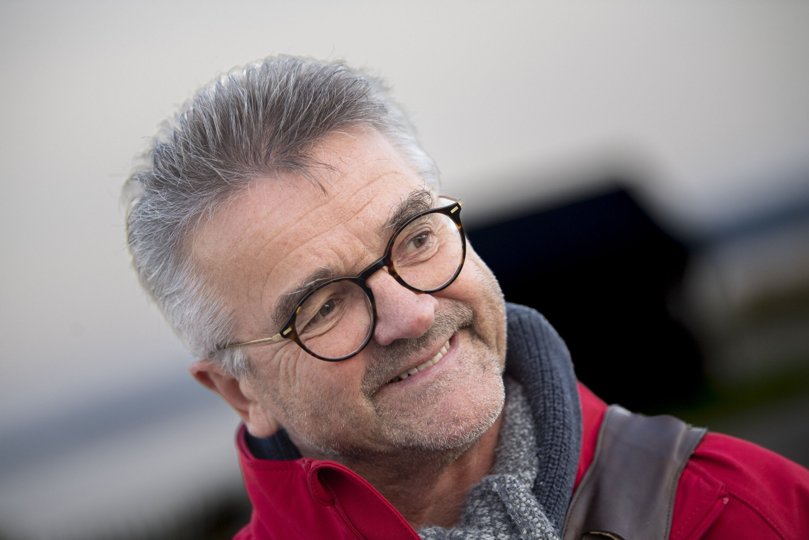 Skuespiller Ole Jakobsen lukkede den lokale folkeskole, da han trak sine fem børn ud af den. Nu forsøger han at blive valgt med stemmer fra sit lokalområde. Han er nummer sjok på Socialdemokratiets 22 m/k lange liste. Foto: Henrik Bo <i>Foto: Henrik Bo</i>
