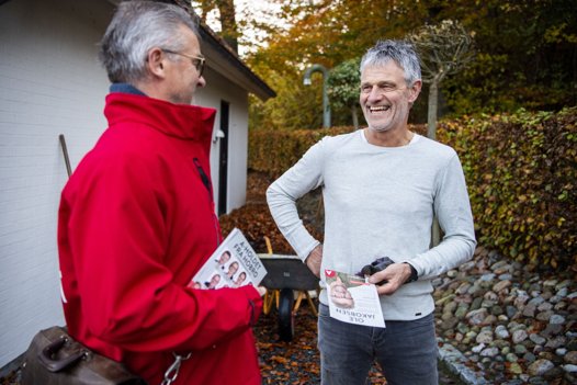 - Det er prisværdigt, at du går rundt, lyder det fra Tommy Jacobsen, som dog ikke har tænkt sig at stemme på Ole Jakobsen. Tommy er nok mere til Venstre... altså partiet Venstre, hvor Mogens Jespersen i denne periode bærer borgmesterkæden i Mariagerfjord Kommune. Foto: Henrik Bo <i>Foto: Henrik Bo</i>