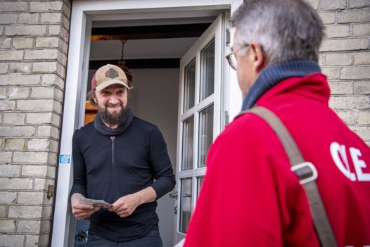 David Mikkelsen (tv.), tilflytter til Stinesminde, tager imod valgbrochuren. - Det er fint, du kommer her ud og tager en runde, siger han til skuespiller Ole Jakobsen fra Socialdemokratiet, der stiller op til byrådet i Mariagerfjord Kommune for første gang. Foto: Henrik Bo <i>Foto: Henrik Bo</i>