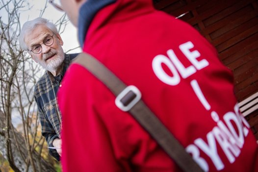 Pensioneret sognepræst Paul Arnbak (tv.) bor i en villa i Stinesminde og får sig en snak med Ole Jakobsen, der går fra dør til dør i landsbyen og fisker stemmer. Arnbak sad i byrådet for Socialdemokratiet, dengang kommunen hed Arden, og Oue havde tre repræsentanter. - Ole får min stemme. Dels på grund af det lokale - det er vigtigt, at vi får nogle flere lokale i byrådet - dels fordi jeg kender Oles glæde ved skoven og naturen. Hele tilknytningen til egnen er vigtig, siger Paul Arnbak. Foto: Henrik Bo <i>Foto: Henrik Bo</i>