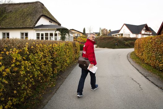 Ole Jakobsen fra Socialdemokratiet oplever at blive taget godt imod, når han går fra dør til dør og fisker stemmer. For over 20 år siden "lukkede han den lokale folkeskole i Oue", da han trak sine fem børn ud af skolen og flyttede dem til Valsgaard Skole. Oue skole var blevet for lille, og det skulle hans børn ikke betale prisen for. Men den historie får S-byrådskandidaten ikke længere revet i næsen her i 2021. Foto: Henrik Bo <i>Foto: Henrik Bo</i>