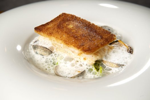 Man kan undre sig over, at så få steder byder på croutonstegt fisk. Eminent.