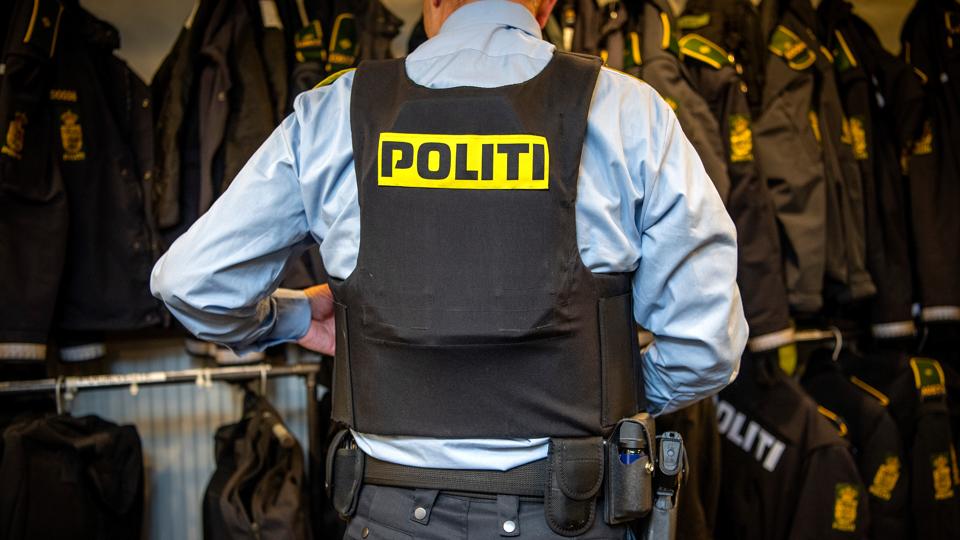 Kampklædt politi har brug for at øve sig. Derfor vil man de kommende dage kunne høre skud med løs ammunition og se bevæbnet politi i gaderne. <i>Arkivfoto; Henrik Bo</i>