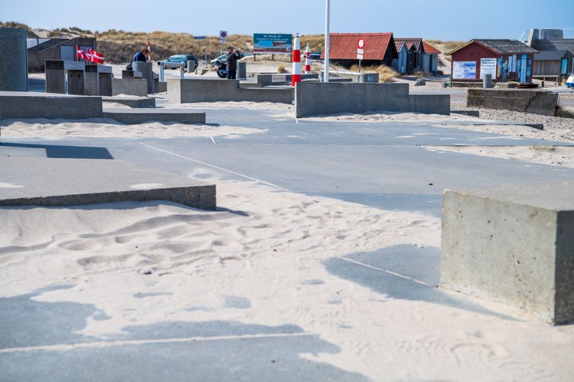 Rigtig mange tager en tur ad promenaden ved landingspladsen og retur til Vesterhavsgade ad Hawstokken - og fremover vil det være på offentlig vej hele vejen. Kommunen vil nemlig optage flere private vejstrækninger i området som offentlig vej. <i>Arkivfoto: Diana Holm</i>