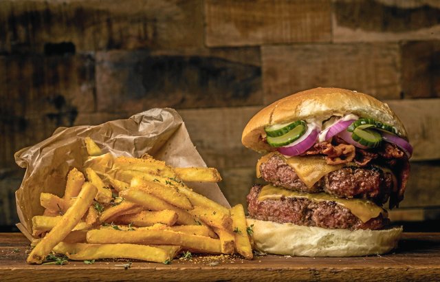 Hvem elsker ikke en saftig burger med sprøde pommes frites til?