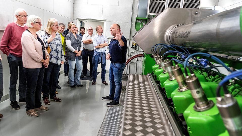 Støvring Kraftvarmeværk fyrer med naturgas og bruger el til en varmepumpe. Billedet er fra en tidligere rundvisning på værket. <i>Arkivfoto: Torben Hansen</i>